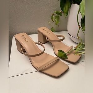 NWOT Leevar Women’s Size 7.5 Square Toe Nude Heeled Sandals